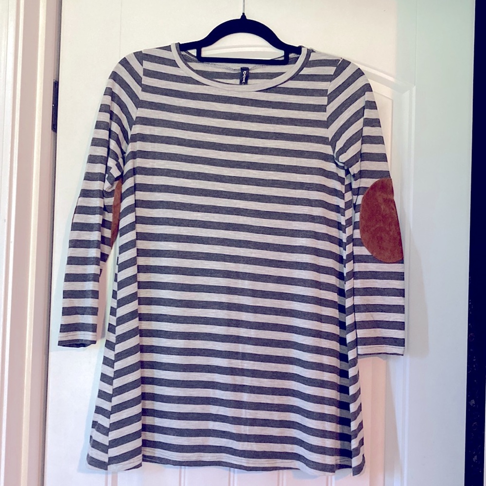 Long sleeved top with suede like elbow patches. Super cute top for fall!
